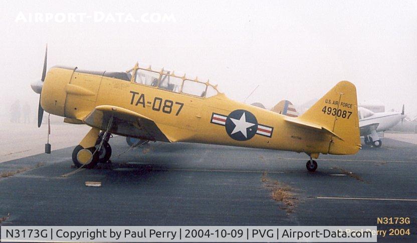 N3173G, 1958 North American AT-6G Texan C/N 168-191 (49-3087), Foggy backdrop for a bright bird