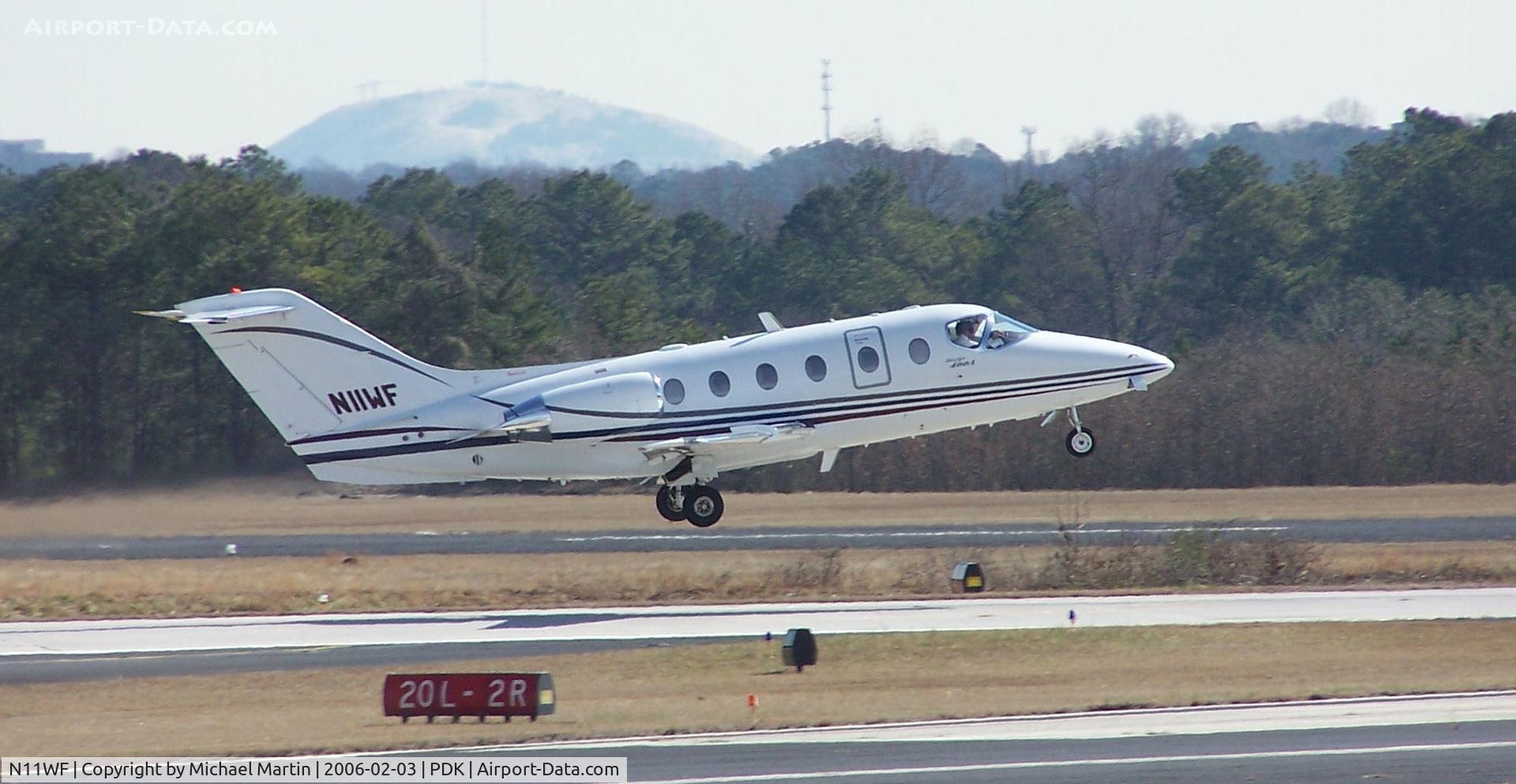 N11WF, 1999 Raytheon Beechjet 400A C/N RK-236, Departing PDK on 20L