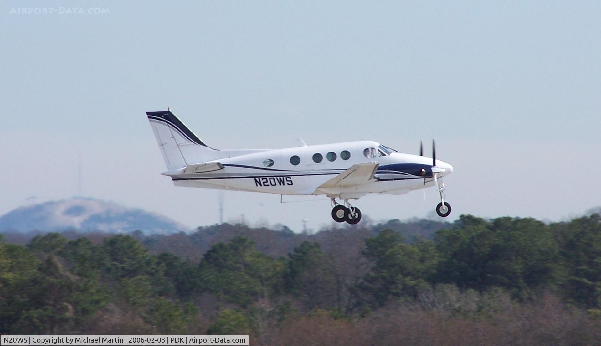 N20WS, 1972 Beech E-90 King Air C/N LW-30, Departing PDK on 20L