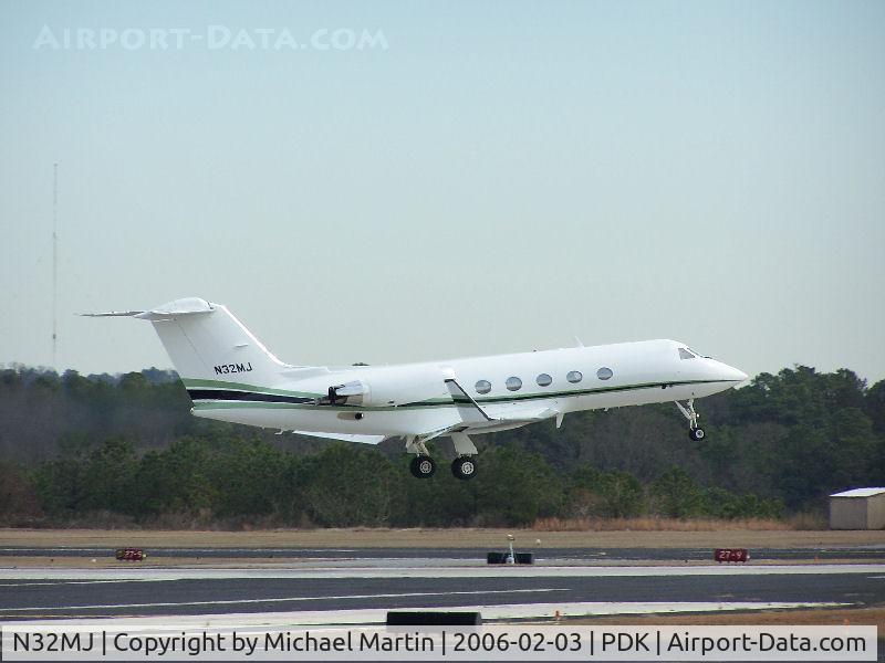 N32MJ, 1982 Gulfstream Aerospace G-1159A Gulfstream III C/N 460, Majic Johnson leaving Atlanta.