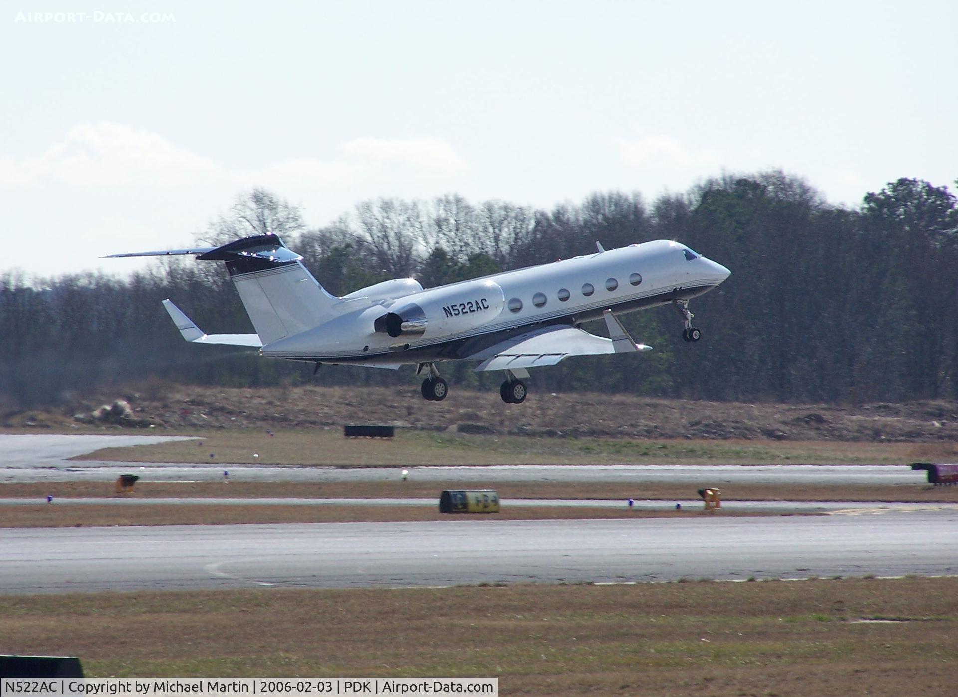 N522AC, 2004 Gulfstream Aerospace G-IV C/N 1524, Departing PDK - Starting to rotate gear.
