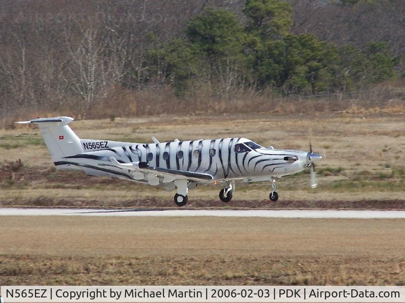 N565EZ, 1999 Pilatus PC-12/45 C/N 290, Landing PDK on 20L