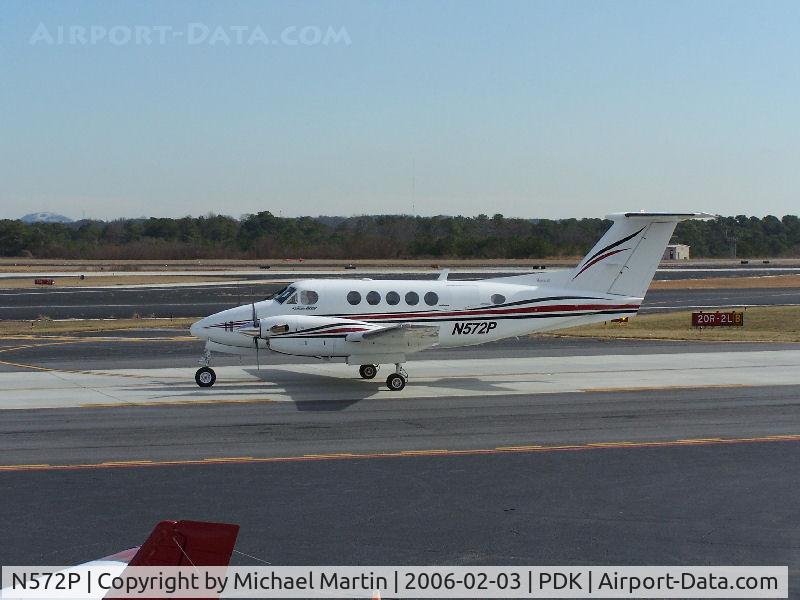 N572P, 1994 Beech B200 King Air C/N BB-1483, Taxing to 20L