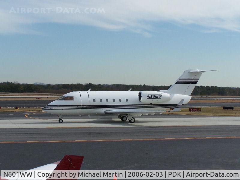 N601WW, Canadair Challenger 600 (CL-600-1A11) C/N 1076, Taxing from Mercury Air Service