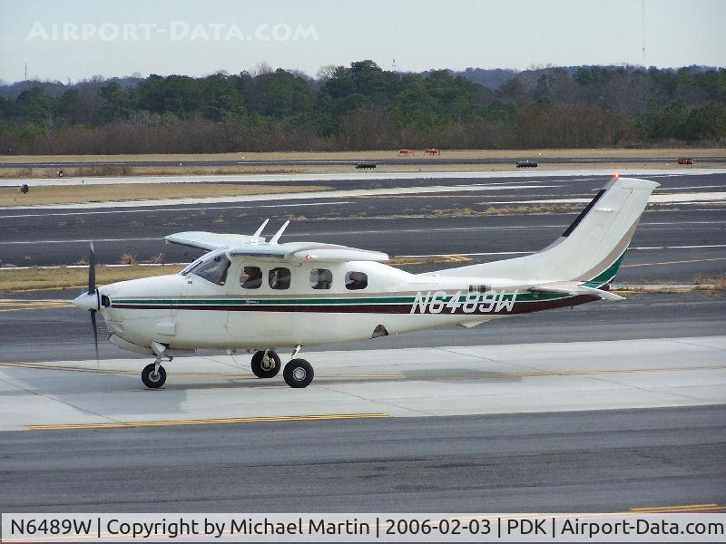 N6489W, 1981 Cessna P210N Pressurised Centurion C/N P21000785, Taxing back from flight