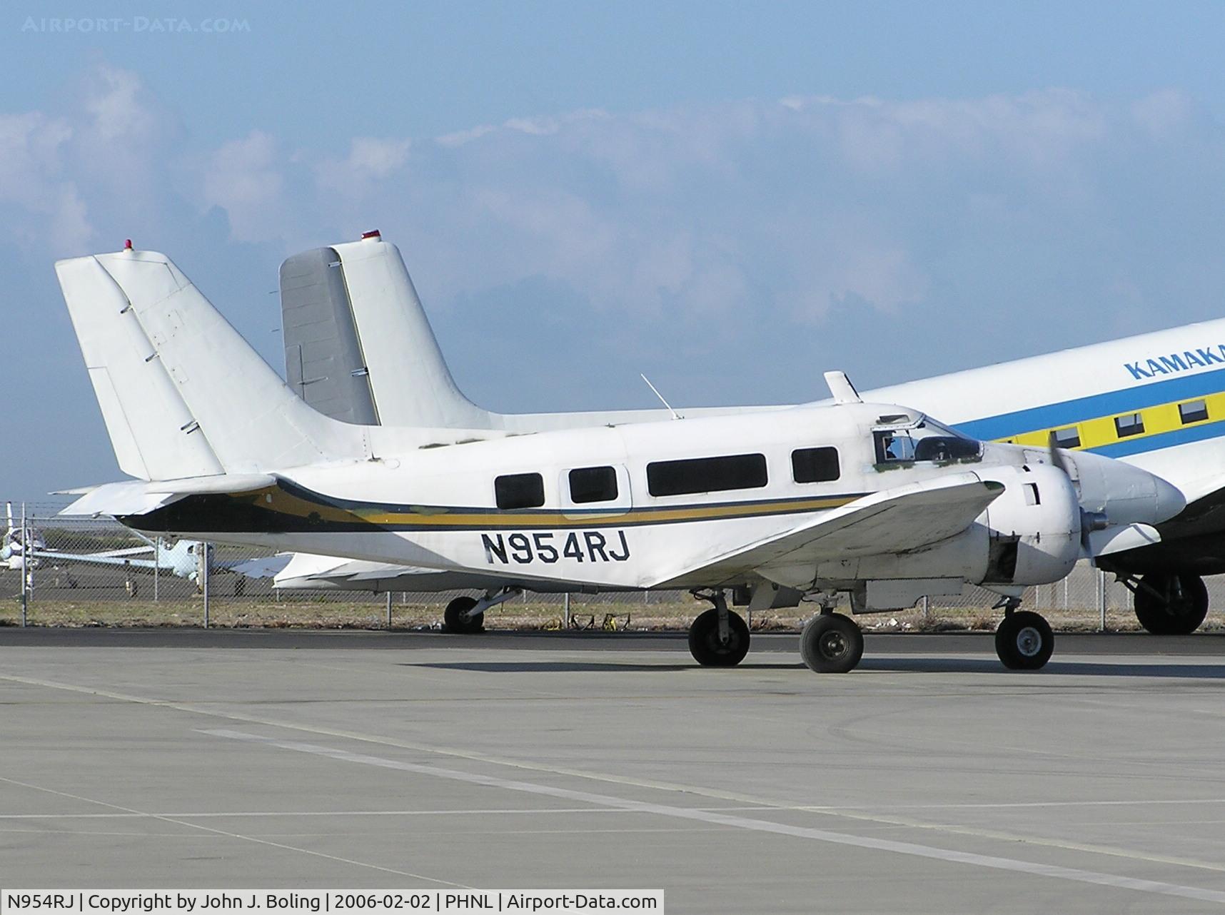 N954RJ, 1961 Beech C-45H Expeditor C/N AF-5, Cargo Ramp