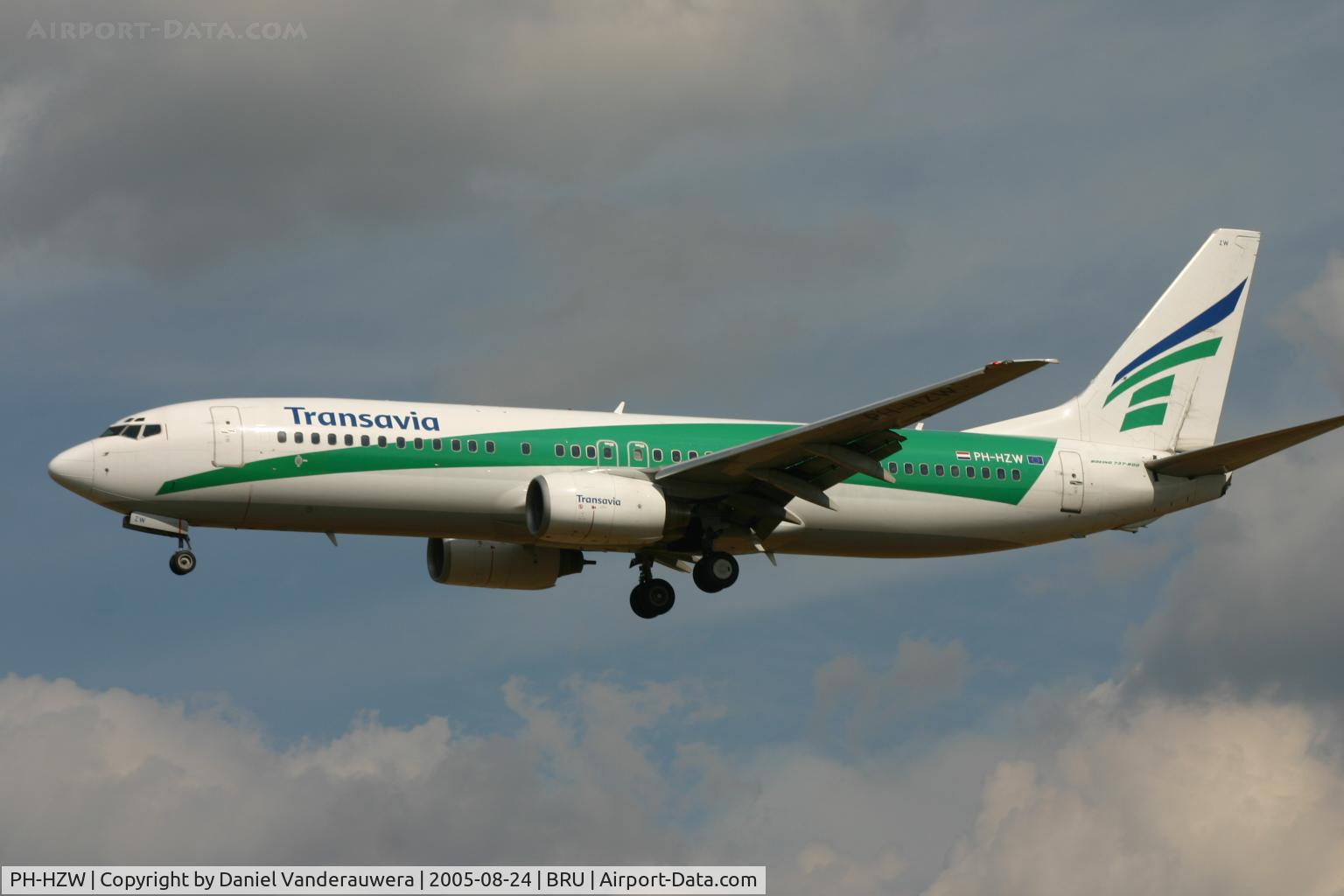 PH-HZW, 2002 Boeing 737-8K2 C/N 29345, short before landing on 25L