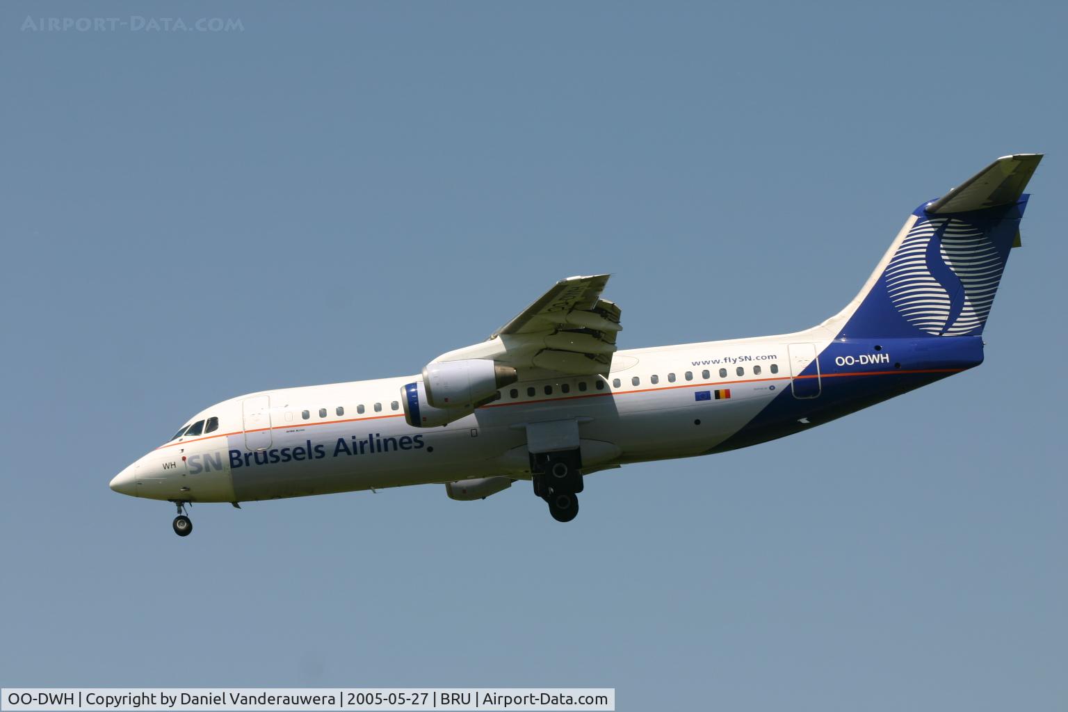 OO-DWH, 1998 British Aerospace Avro 146-RJ100 C/N E3340, short before landing on 25L