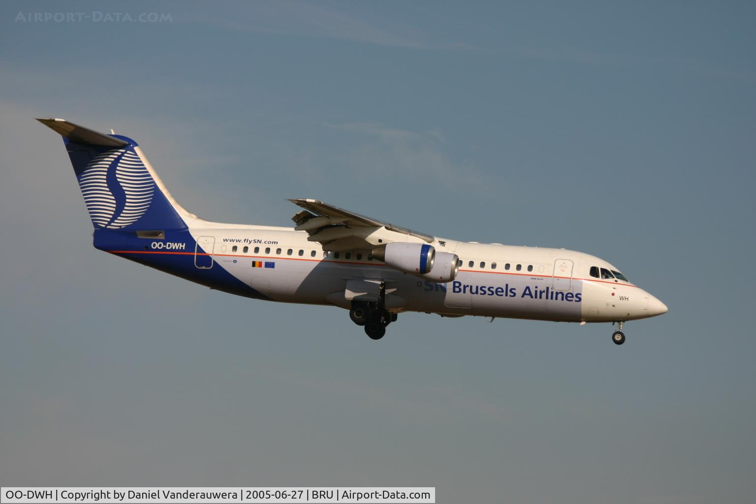 OO-DWH, 1998 British Aerospace Avro 146-RJ100 C/N E3340, short before landing on rnw 02