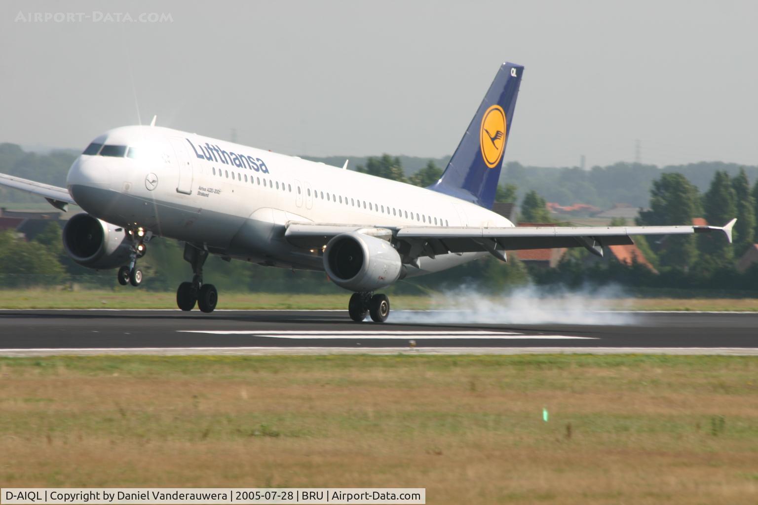 D-AIQL, 1991 Airbus A320-211 C/N 0267, touching rnw 25L