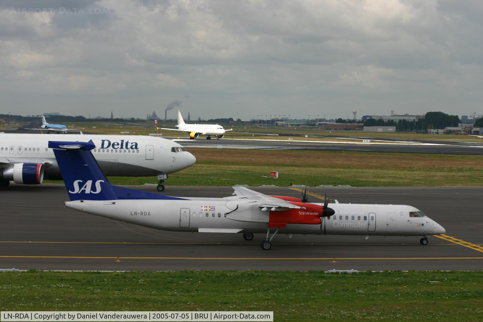 LN-RDA, 1999 De Havilland Canada DHC-8-402Q Dash 8 C/N 4013, no, this is not a starting grid !