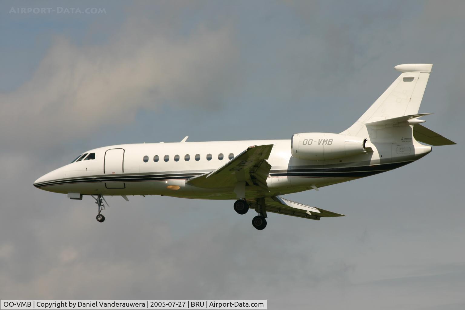 OO-VMB, 1999 Dassault Falcon 2000 C/N 74, arrival on rnw 25L