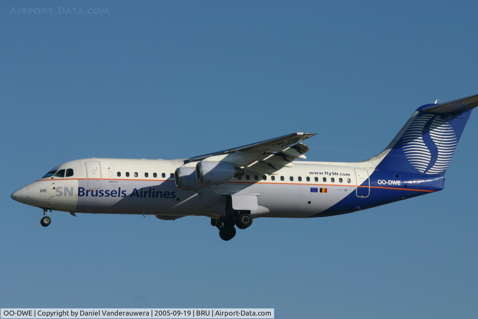 OO-DWE, 1998 British Aerospace Avro 146-RJ100 C/N E3327, landing on 25L