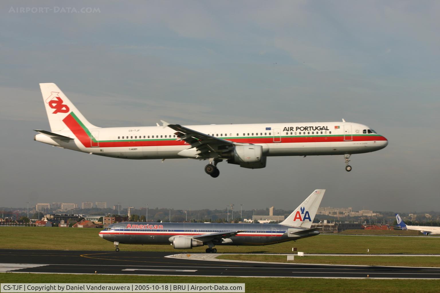CS-TJF, 2000 Airbus A321-211 C/N 1399, landing of TAP A321 while N351AA - flight AA89 - waits to take-off to ORD