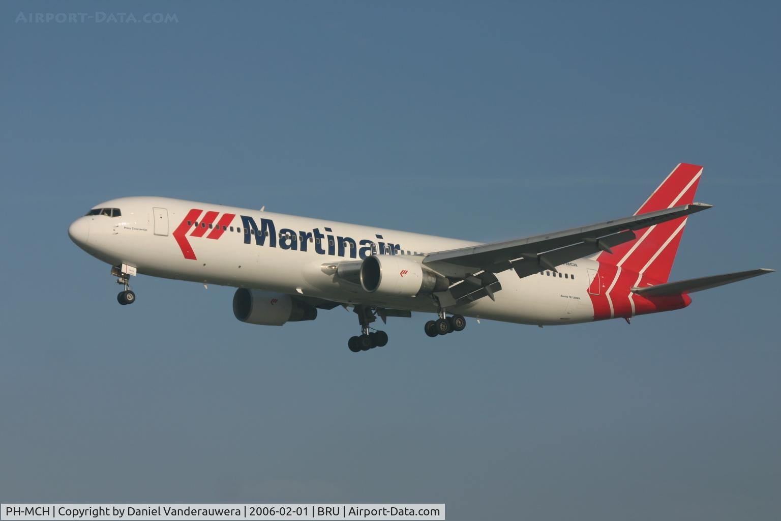 PH-MCH, 1990 Boeing 767-31A/ER C/N 24429, short to land on rnw 25L