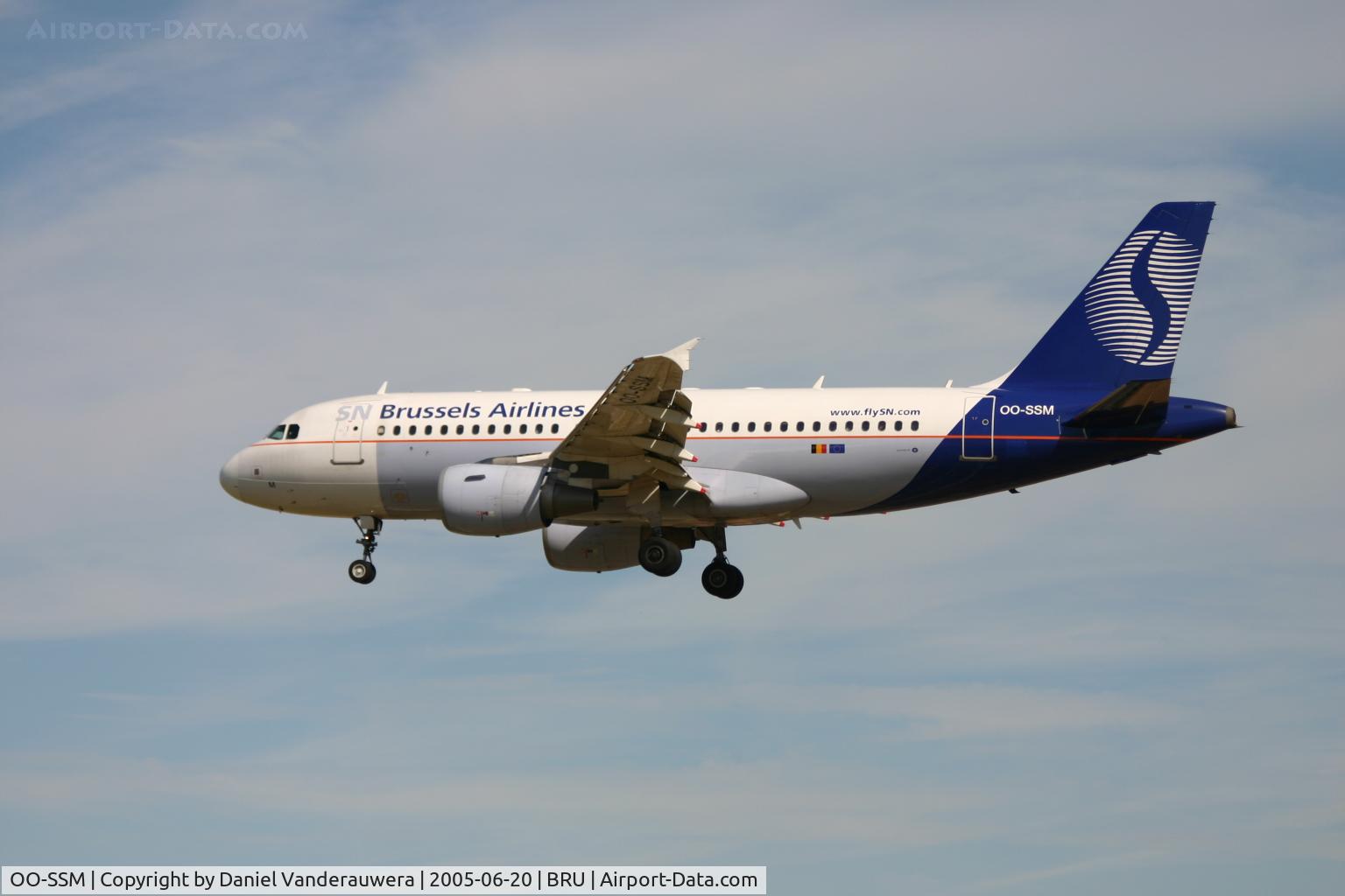 OO-SSM, 2000 Airbus A319-112 C/N 1388, short to land on 25L