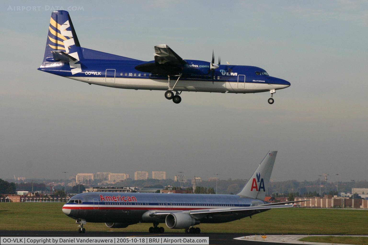 OO-VLK, 1988 Fokker 50 C/N 20122, arrival of flight VG144 while N360AA (flight AA171) waits to take-off