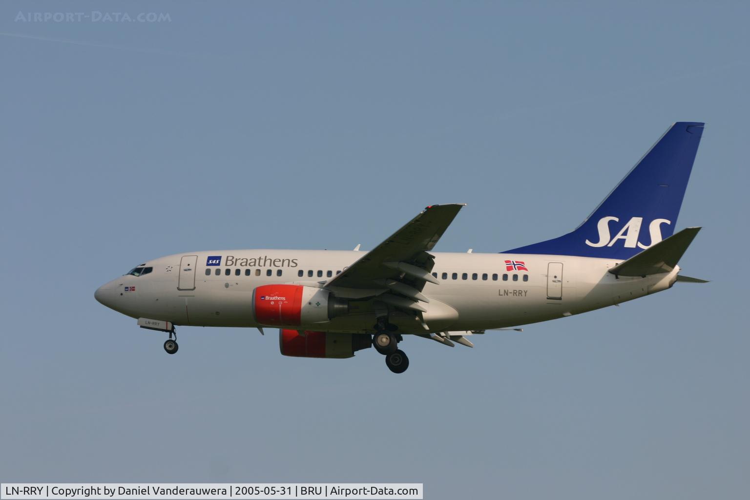 LN-RRY, 1998 Boeing 737-683 C/N 28297, arrival on rnw 25L