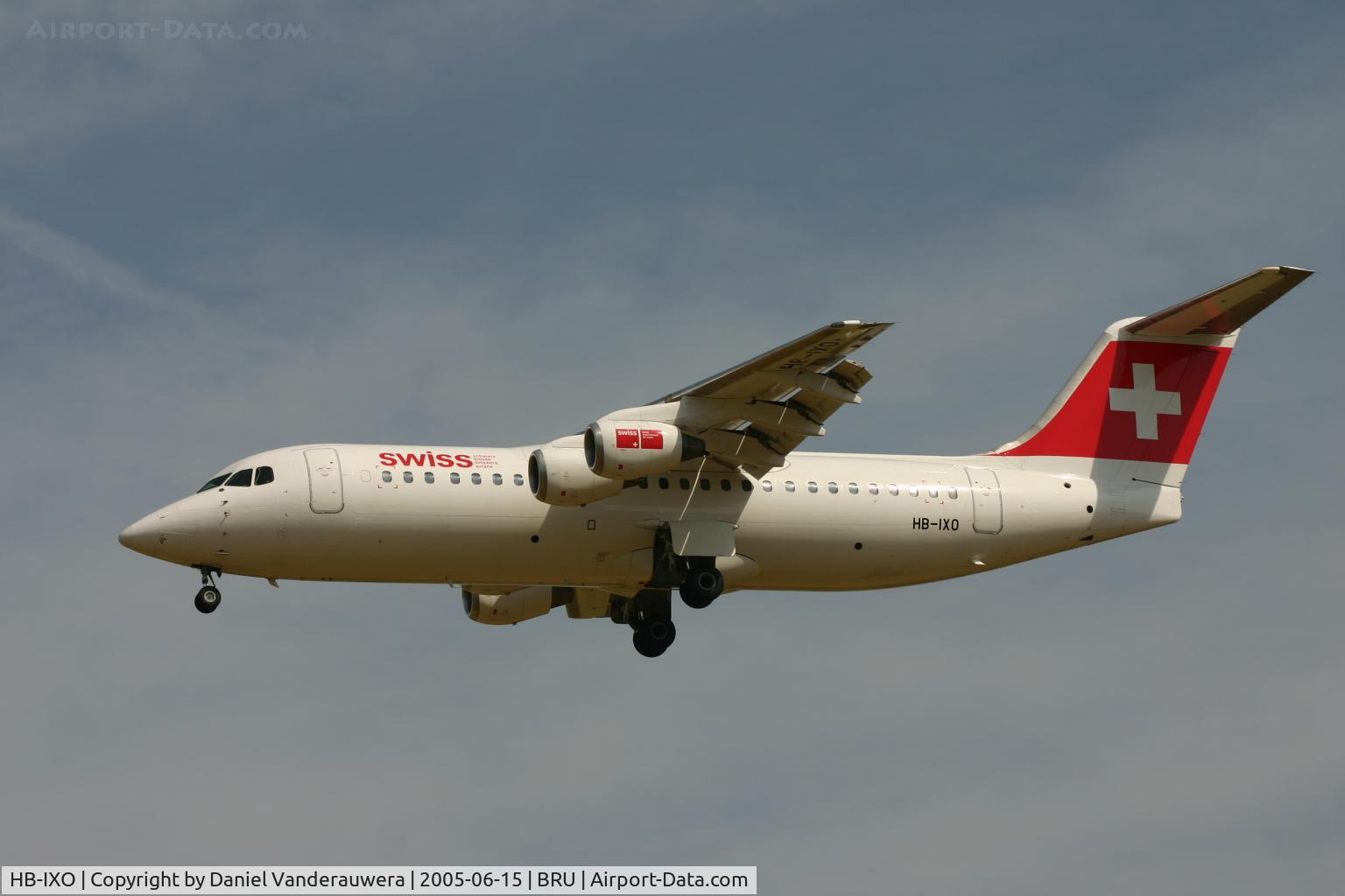 HB-IXO, 1996 British Aerospace Avro 146-RJ100 C/N E3284, short to land on 25L
