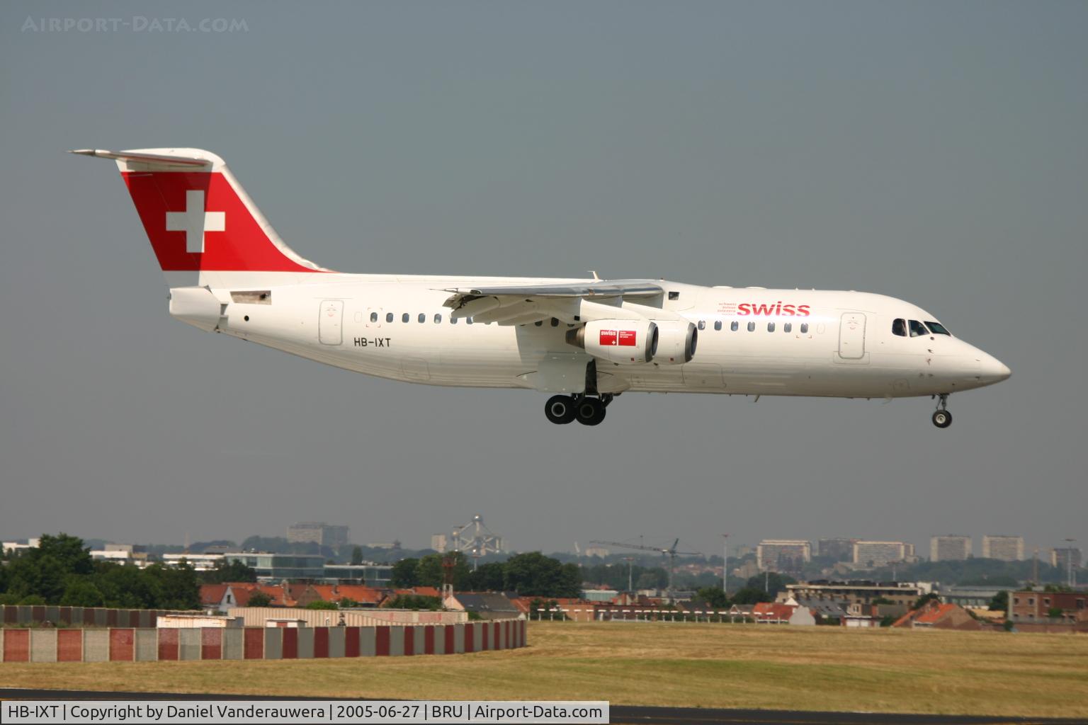 HB-IXT, 1995 British Aerospace Avro 146-RJ100 C/N E3259, landing on rnw 02