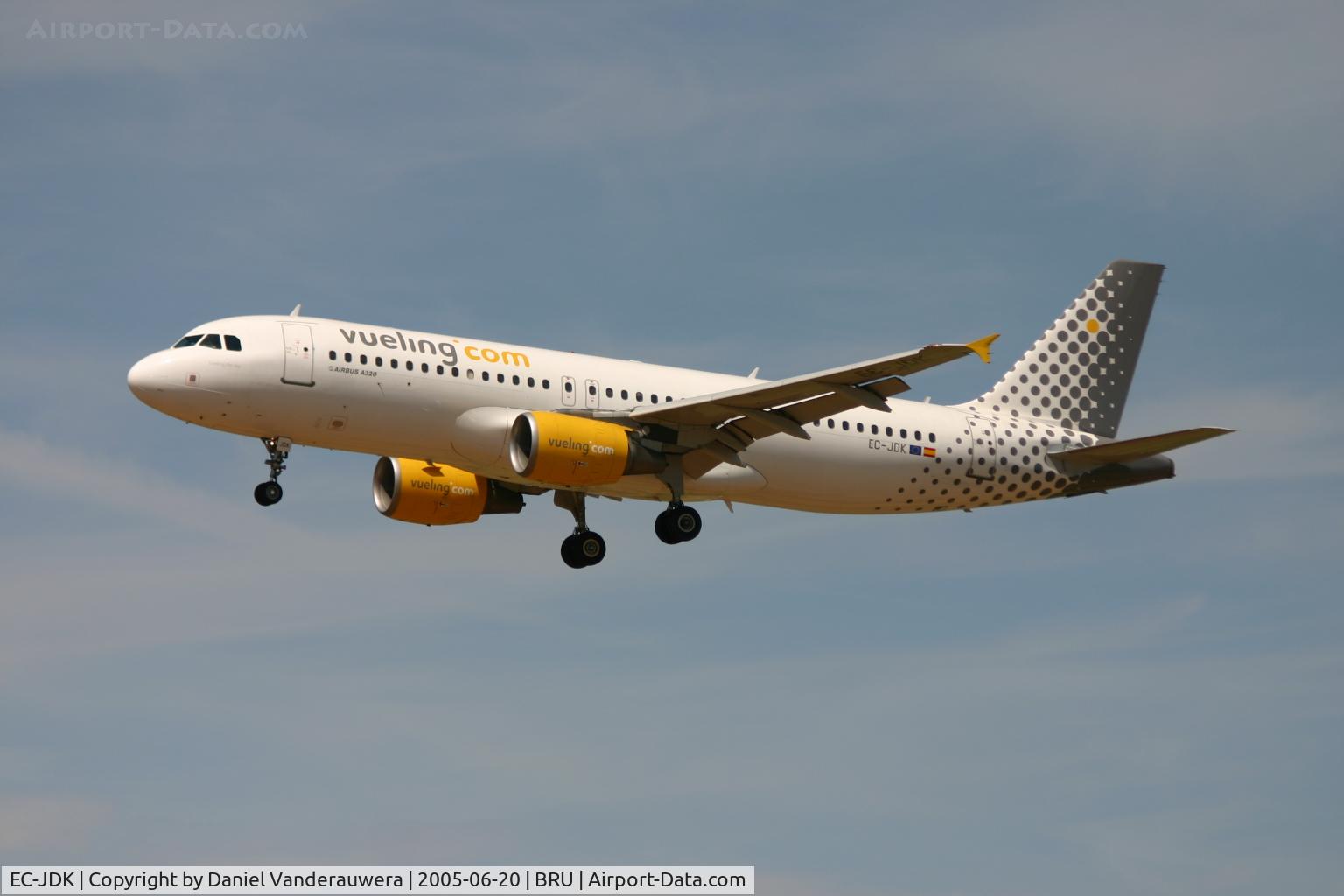 EC-JDK, 2002 Airbus A320-214 C/N 1769, landing on rnw 25L