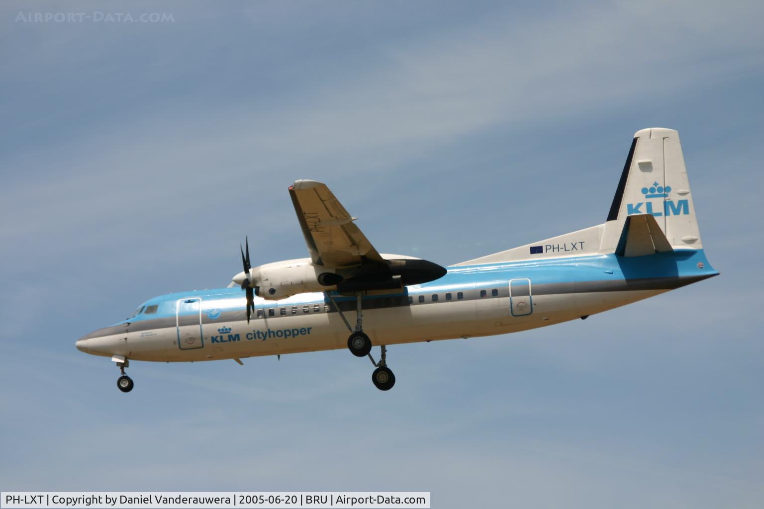 PH-LXT, 1993 Fokker 50 C/N 20279, landing on rnw 25L