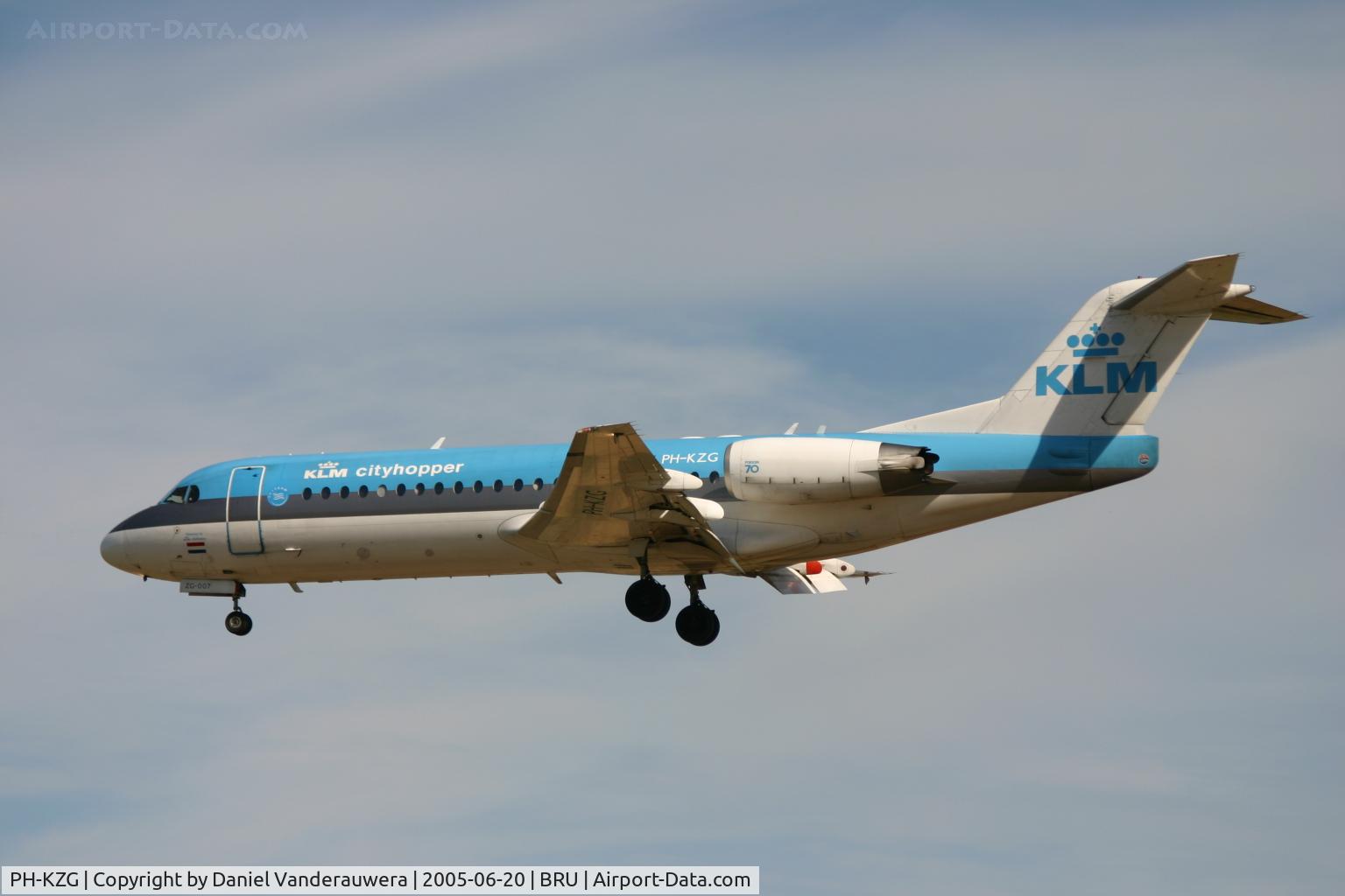 PH-KZG, 1996 Fokker 70 (F-28-0070) C/N 11578, landing on rnw 25L