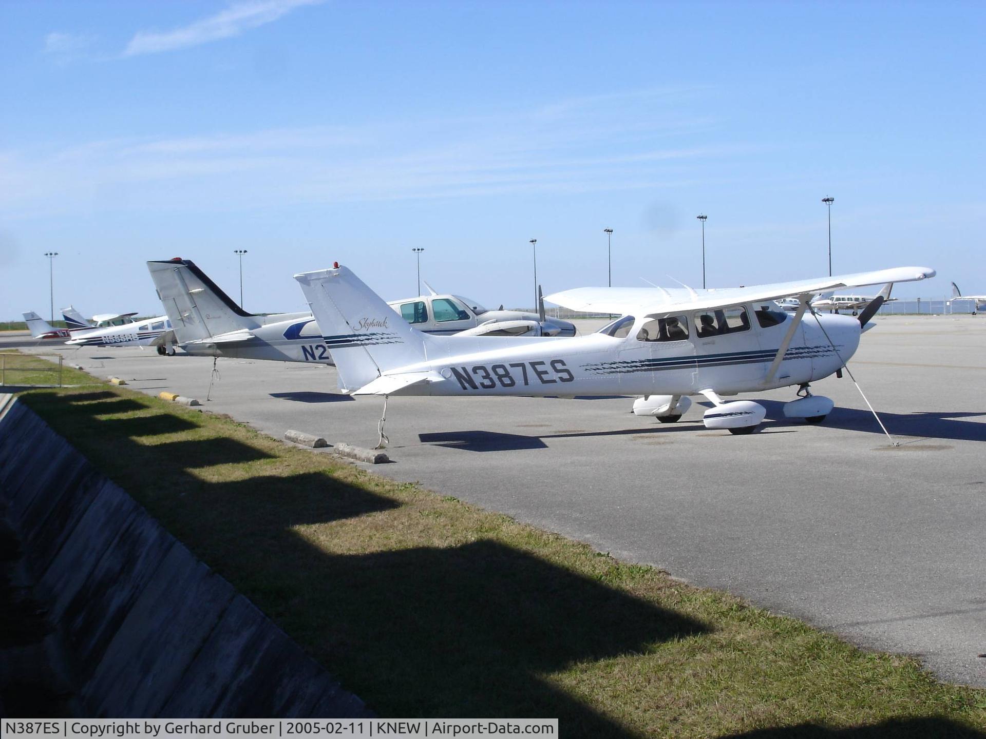 N387ES, 1997 Cessna 172R C/N 17280113, at KNEW airport