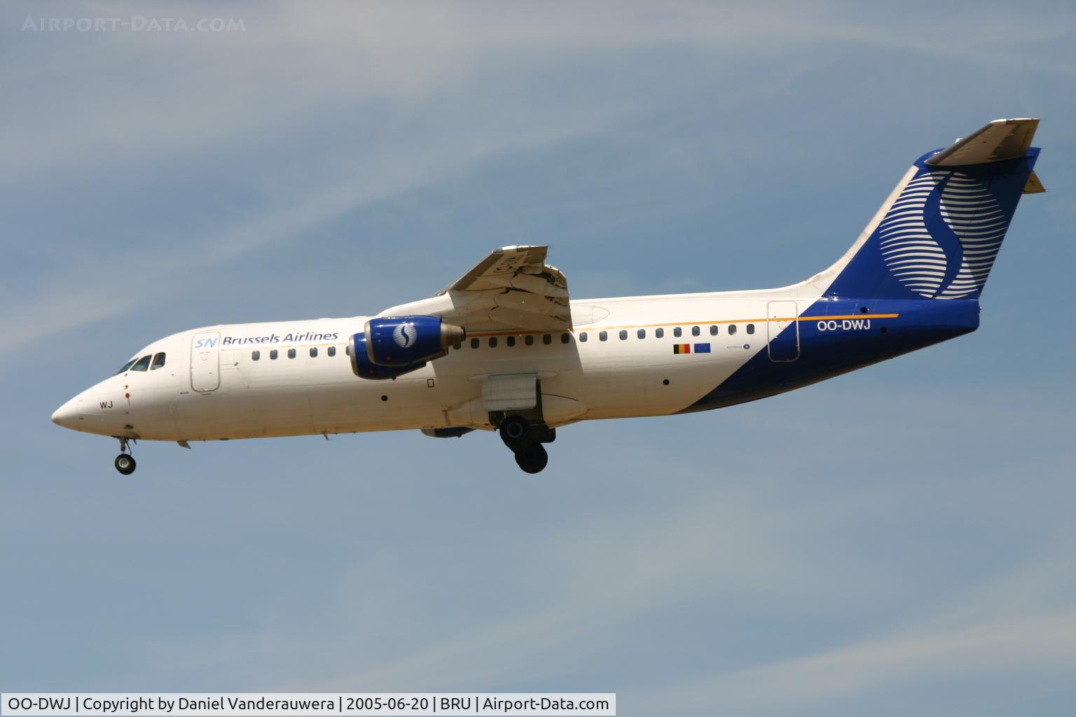 OO-DWJ, 1999 British Aerospace Avro 146-RJ100 C/N E3355, landing on rnw 25L
