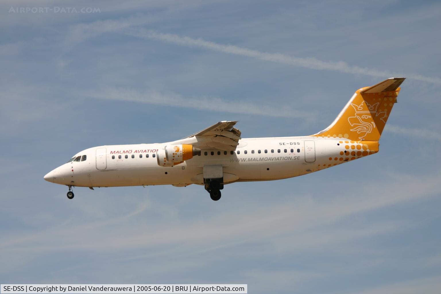 SE-DSS, 1994 British Aerospace Avro 146-RJ100 C/N E3245, arriving from Sweden on rnw 25L