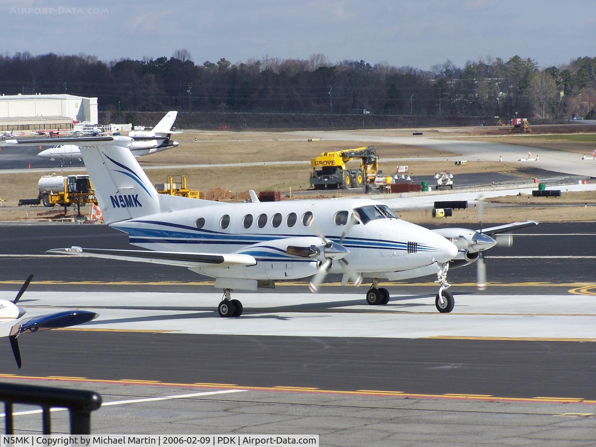 N5MK, 1979 Beech 200 C/N BB-537, Taxing past on going construction