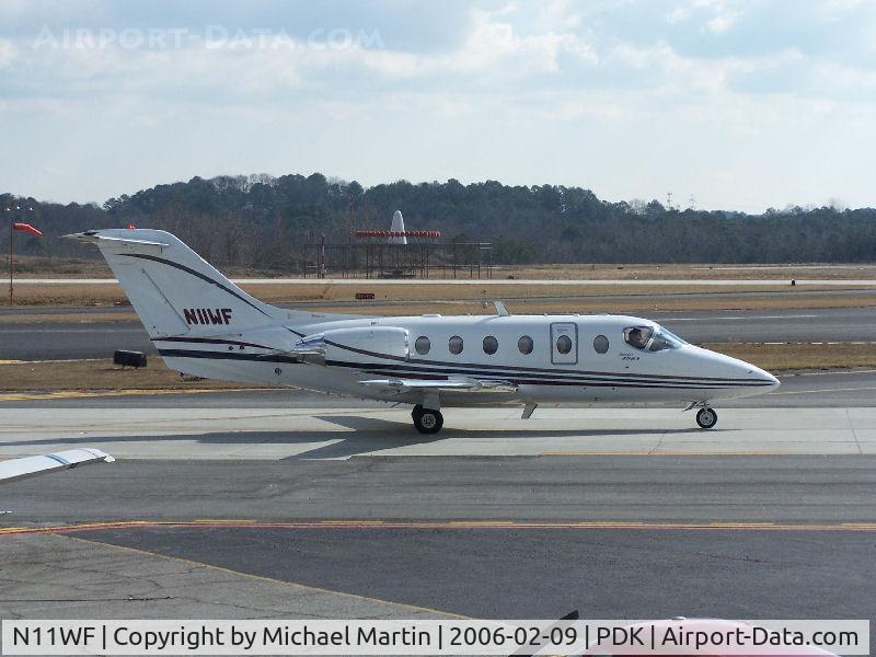 N11WF, 1999 Raytheon Beechjet 400A C/N RK-236, Taxing to Runway 2R