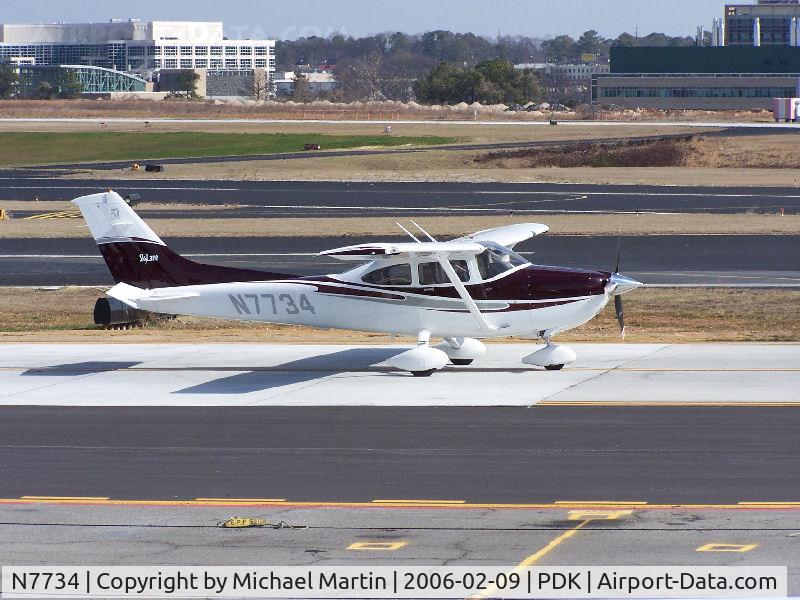 N7734, 2004 Cessna 182T Skylane C/N 18281429, Taxing to Runway 2L