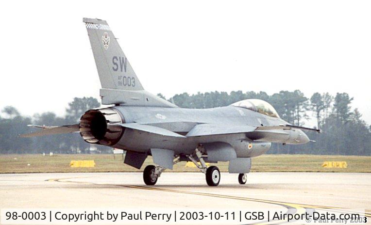 98-0003, 1998 Lockheed Martin F-16C Fighting Falcon C/N CC-214, Demo Team Viper slithers out to the active runway