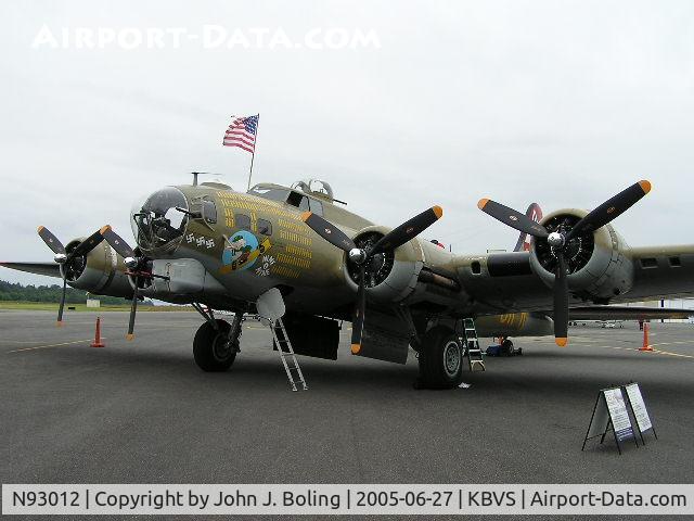 N93012, 1944 Boeing B-17G-30-BO Flying Fortress C/N 32264, B-17 on display at Skagit Regional Airport