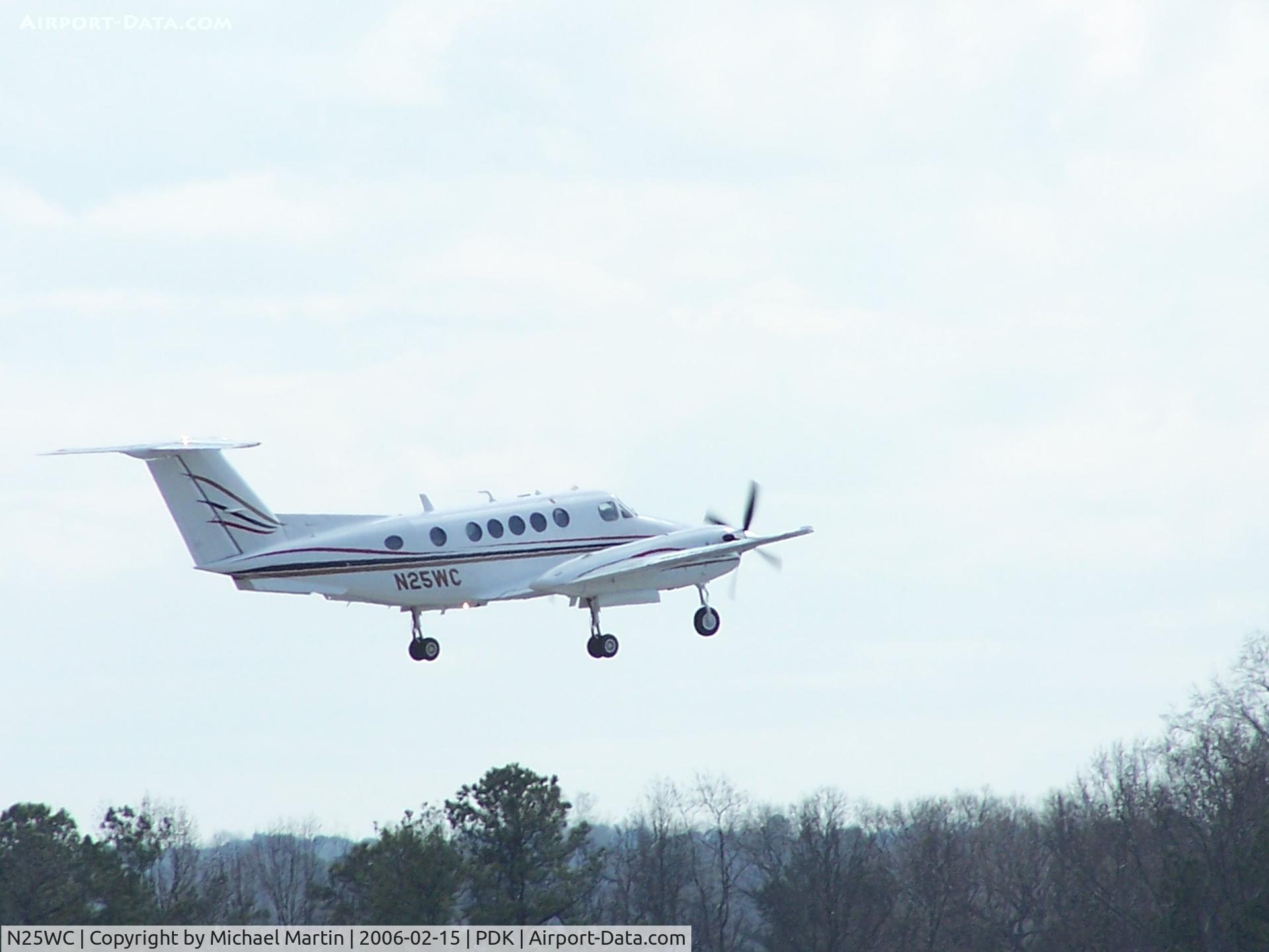 N25WC, 1998 Raytheon Aircraft Company B200 C/N BB-1640, Departing PDK on 20R