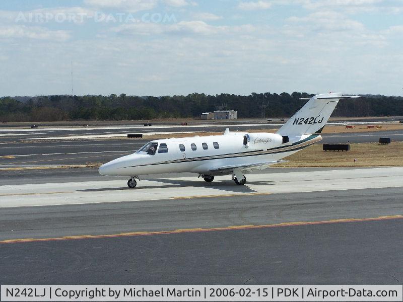 N242LJ, 1998 Cessna 525 CitationJet C/N 525-0242, Taxing to Epps Air Service