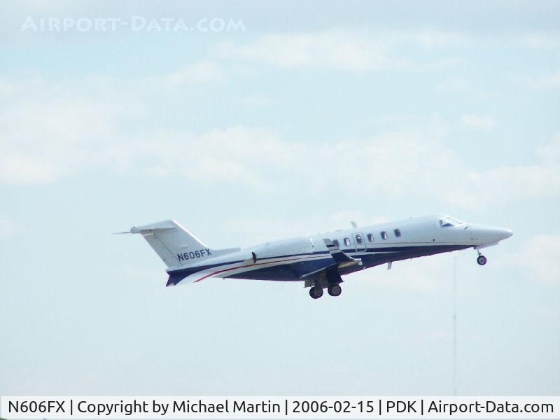 N606FX, 2003 Learjet 45 C/N 2005, Departing PDK - Gear Up!