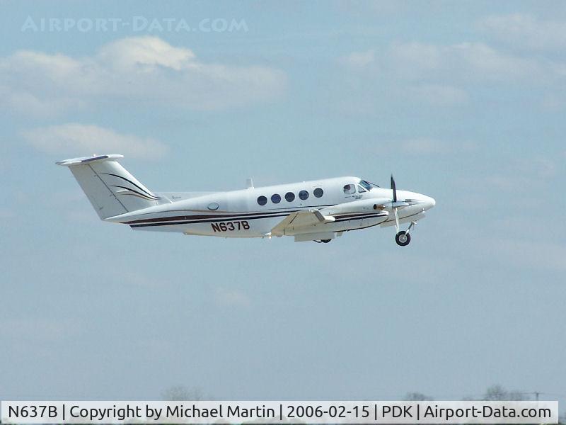 N637B, 1978 Beech C-12C Huron C/N BC-62, Departing PDK - Gear Up!