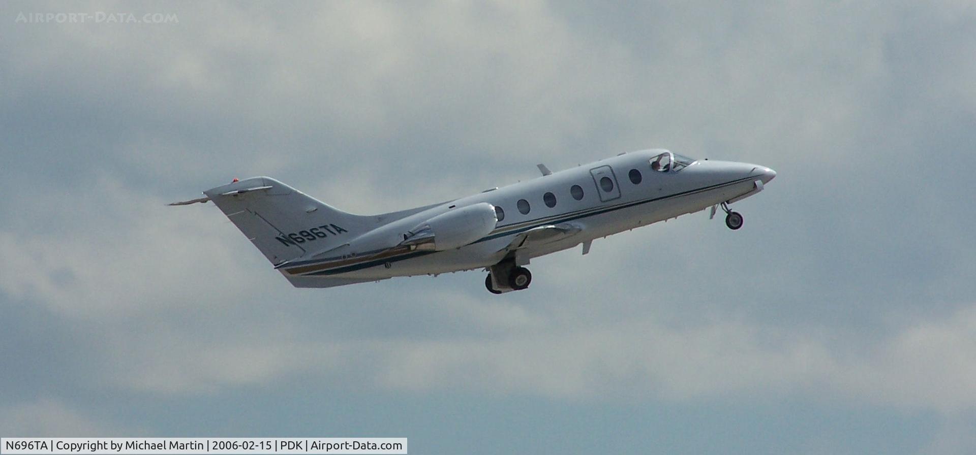 N696TA, 2000 Raytheon Beechjet 400A C/N RK-301, Departing PDK - Gear Up!