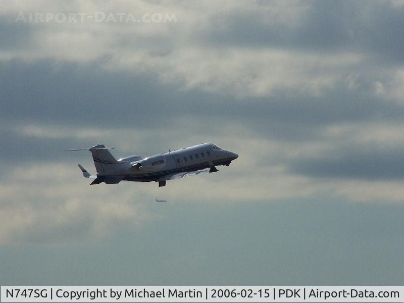 N747SG, 1997 Learjet 60 C/N 60-109, Departing PDK in a hurry!