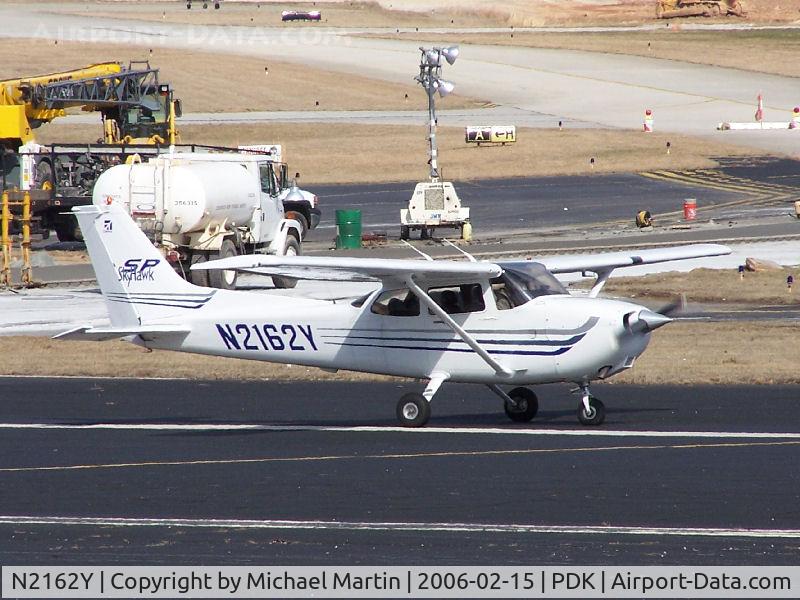 N2162Y, 2003 Cessna 172S Skyhawk SP C/N 172S9529, Taxing past on going construction