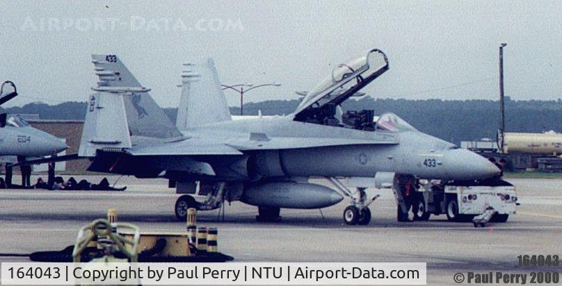 164043, 1990 McDonnell Douglas F/A-18D Hornet C/N 931/D052, A D-model Hornet getting some pre-flight attention