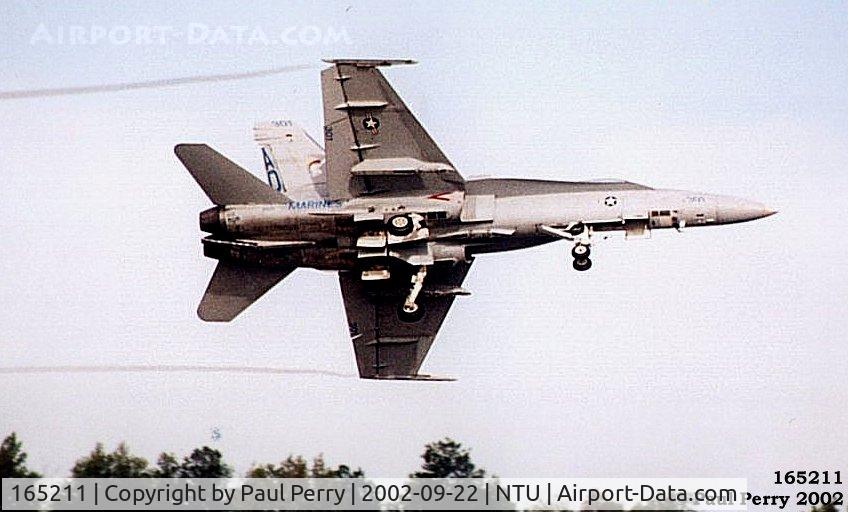 165211, McDonnell Douglas F/A-18C Hornet C/N 1384/C436, Low level, yanking and banking