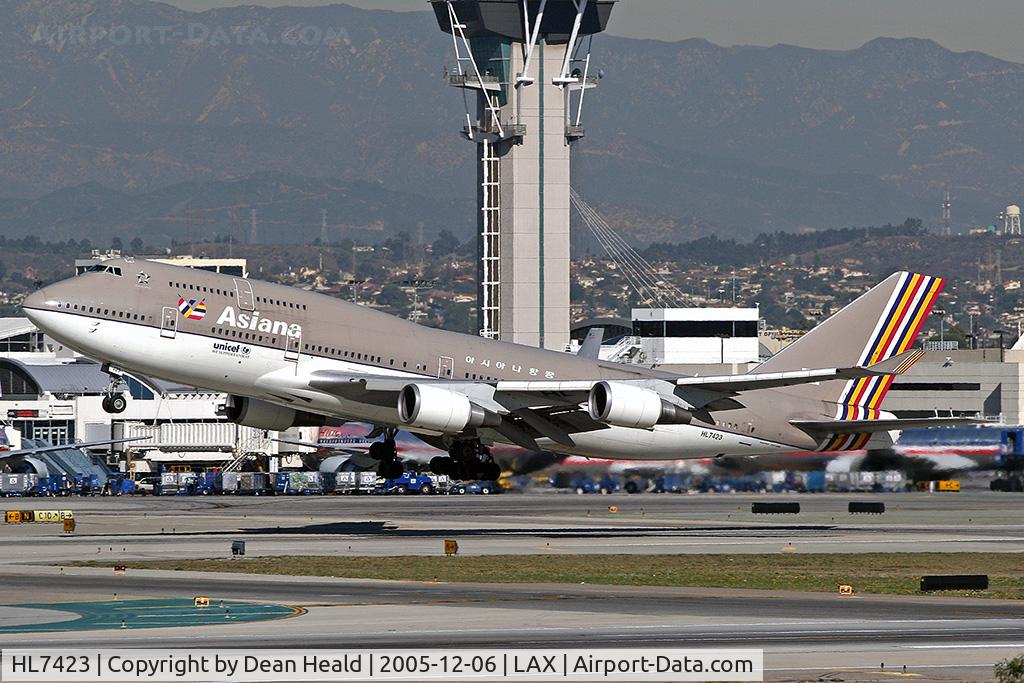 HL7423, 1997 Boeing 747-48EM(F) C/N 27282, Asiana HL7423 departing RWY 25R at 1231PM on a Tuesday in December.