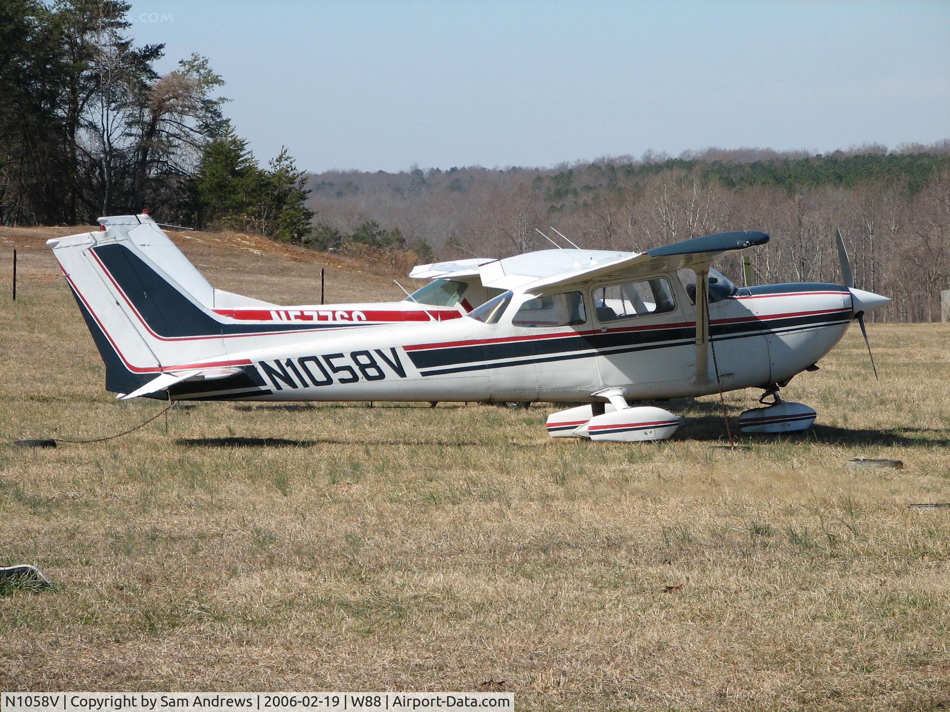 N1058V, 1976 Cessna R172K Hawk XP C/N R1722097, Tied down at W88