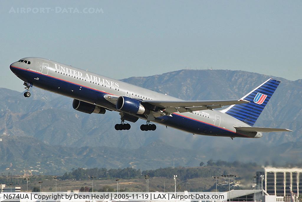 N674UA, 2000 Boeing 767-322 C/N 29242, N674UA departing RWY 25R on a sunny November day.