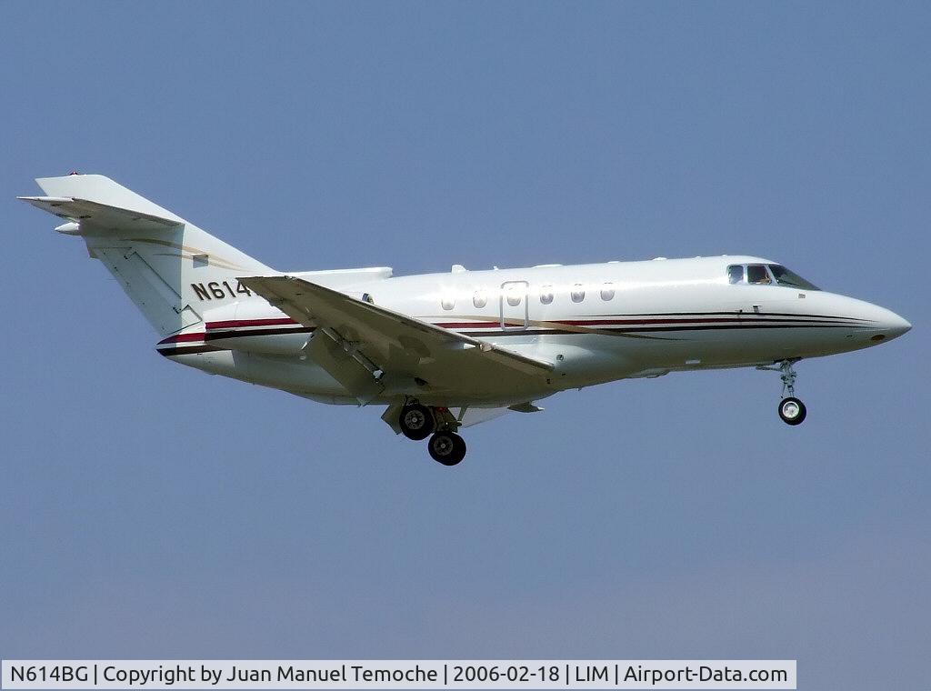 N614BG, 2005 Raytheon Hawker 800XP C/N 258704, Shor final for rwy 15