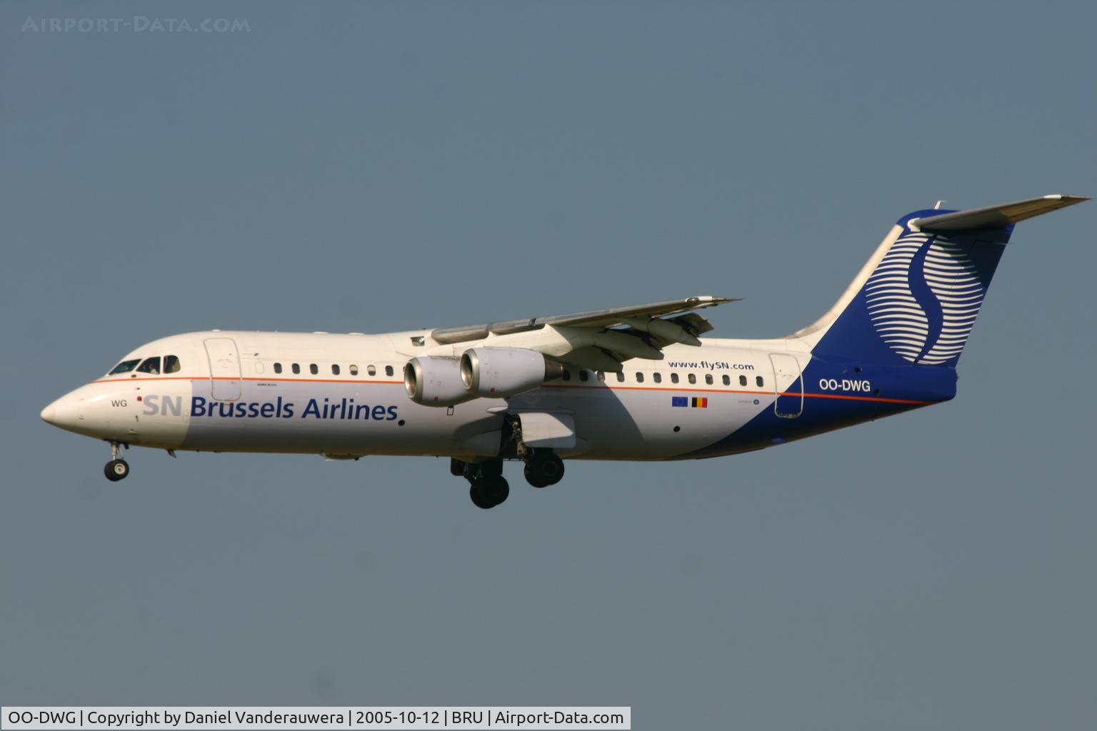 OO-DWG, 1998 British Aerospace Avro 146-RJ100 C/N E3336, short to land on rnw 25L