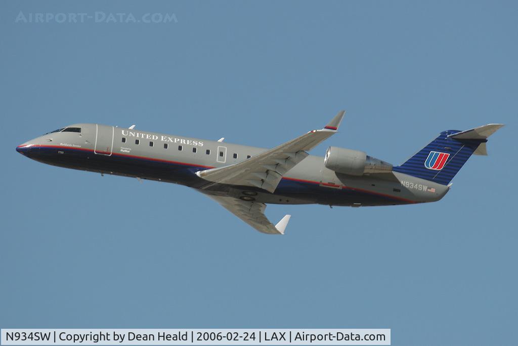 N934SW, 2002 Canadair CL-600-2B19 Regional Jet CRJ-200LR C/N 7722, United Express- N934SW (CRJ-200ER) departing LAX RWY 25R.